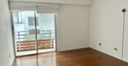 Se vende acogedor departamento con balcon y vista a lindo jardin interno en Miraflores